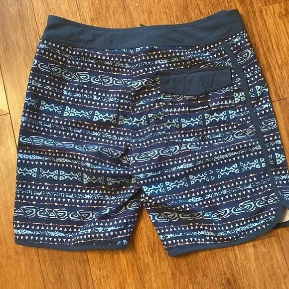 Quicksilver men’s surf silk size 32 - blue with tribal pattern - Picture 5 of 8